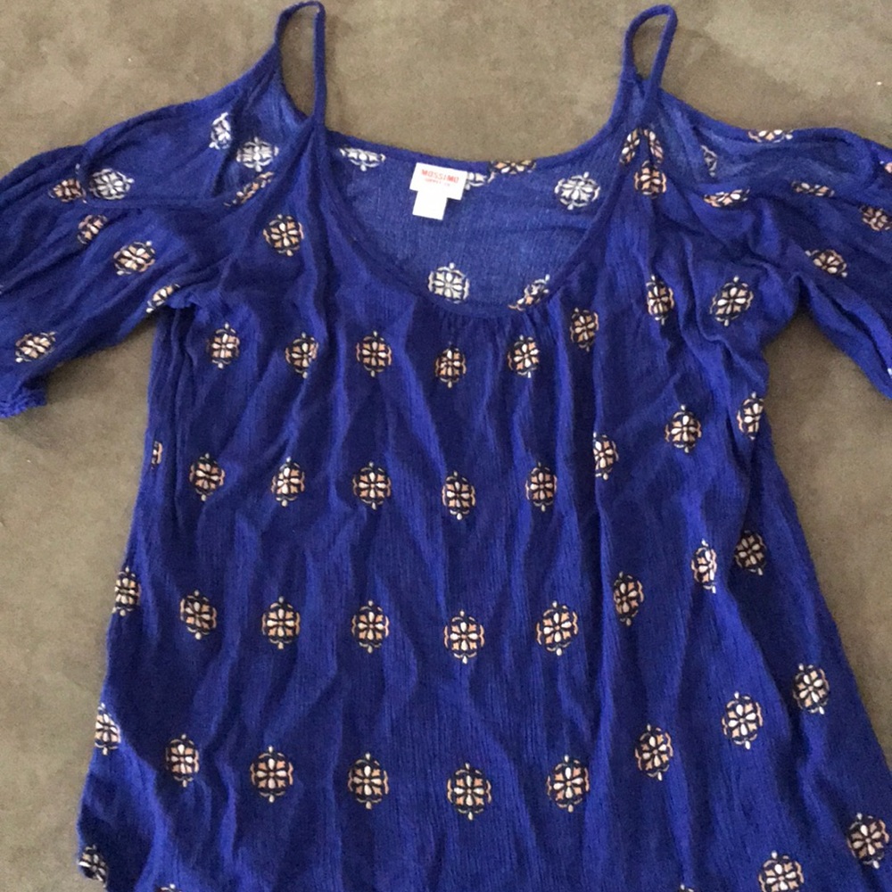 Women’s “cold shoulder” blouse